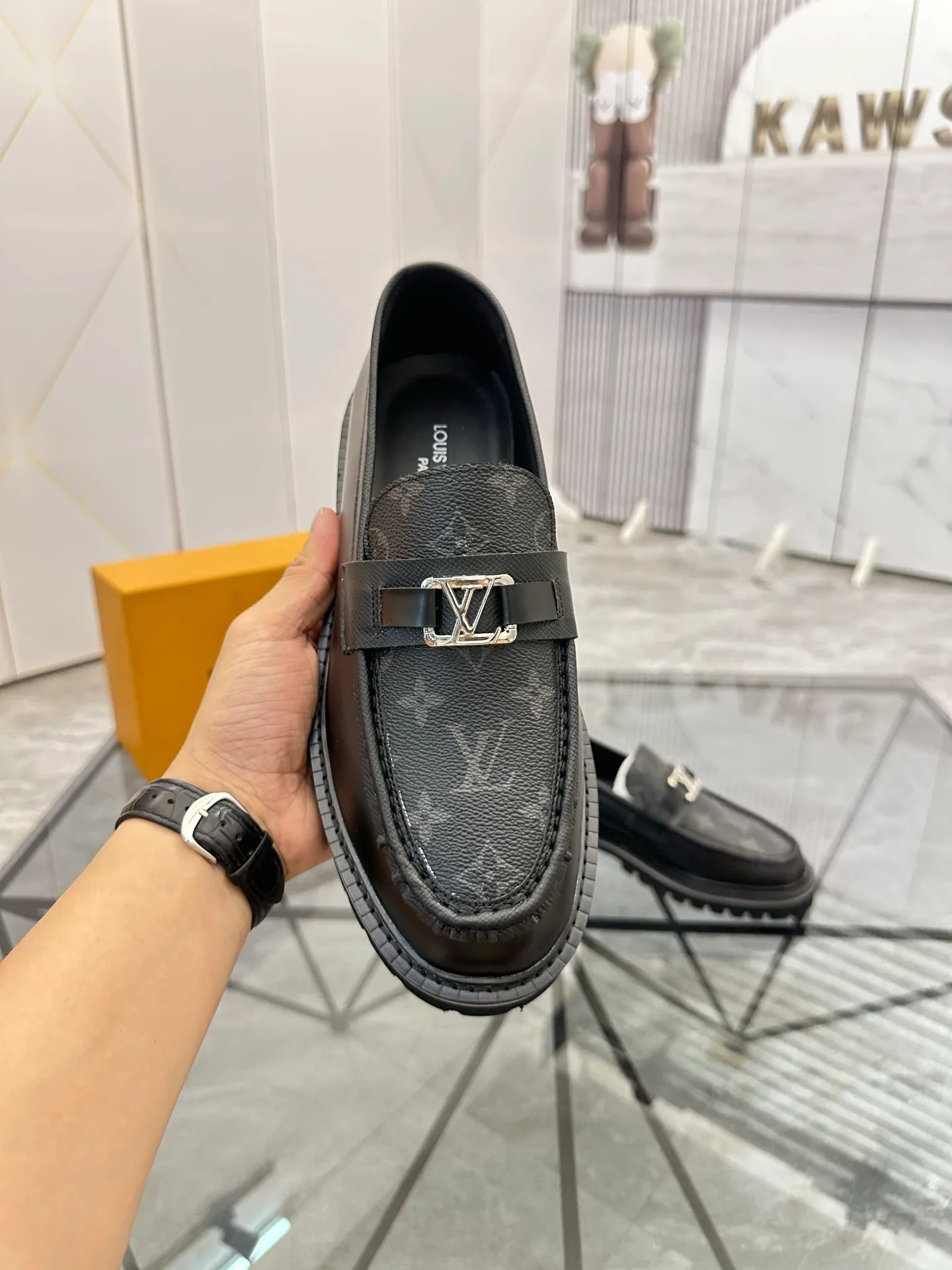Selling men's shoes 💰: 💰P460¥ Product trademark: LV* "Louis Vuitton*" leather shoes Regular size: 40-45 (can be customized to 46) Product materials: imported cowhide upper, sheepskin lining, original outsole. Number: 558